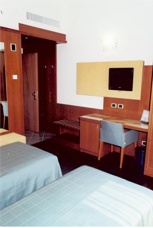 Locanda Sant'Ambrogio Cislago Habitación foto