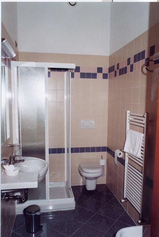 Locanda Sant'Ambrogio Cislago Habitación foto